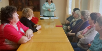 женщины сидят за столом и слушают выступление спикера. - Даровской район