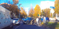 Военные автоинспекторы помогли велосипедисту, который попал в ДТП - Калининградская ГТРК