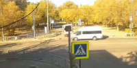 Грузовик унесло в дерево после столкновения с фургоном в Волжском - Volzsky.Ru
