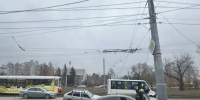 В Омске «Мерседес» врезался в столб и загорелся - Пульс Live