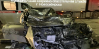 В Новосибирске водителя Subaru зажало в искорёженном автомобиле после ДТП с фурой - Сиб.фм