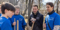 Алексей Вихарев на экологической акции в Кировском районе(2026)|Фото: Алина Шешеня, Администрация Екатеринбурга - Накануне.Ru