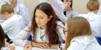 Белые халаты и реальная практика: школьники из Салехарда примеряют профессию врача в ТМУ - Тюменский ГМУ