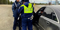 пристав и гаишник возле автомобиля - ИА Nord-News.Ru