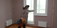 Ключи от новых квартир вручили переселенцам из аварийного фонда Володарска - Время Н