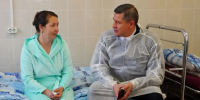Егор Ковальчук навестил пострадавших - Пламя Труда