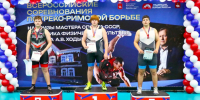 трое спортсменов стоят на пьедестале почёта. Они получили медали за соревнования по греко-римской борьбе.. - МО Кирово-Чепецк