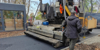 В парке Героев Сталинградской битвы в Свердловске асфальтируют тротуары и велодорожки - Администрация города Свердловска и Свердловского района