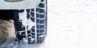 car-tires-on-winter-road-covered-with-snow-vehicle-on-snowy-alley-in-the-morning-at-snowfall - РИА 7 Новостей