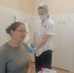 Медсестра процедурного кабинета Мария Шик делает прививку от гриппа сотруднику поликлиники Юлии Тимошенко. - Газета Авангард