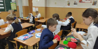 Школьники из  Курской гимназии № 44 учились делать вышивку в стиле суджанских ковров - Городские Известия