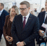 группа мужчин смотрит на выставочную витрину, Изображение. - Министерство сельского хозяйства
