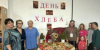 В Лебяжьевском округе семьи ветеранов СВО угостили друг друга хлебом - Новый мир