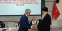 Митрополит Сергий вручил орден св. князя Димитрия Донского В. К. Чикильдик на Пленуме ветеранов - Алтайская митрополия