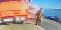 Владимирские водители обсуждают «КамАЗ», перепутавший полосы движения - Комсомольская правда