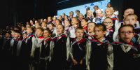 На фото – на сцене дети вступившие в ряды «Движения Первых». Автор фото – Илья Бархатов, barkhatov.wfolio.pro, Изображение. - Правительство Челябинской области
