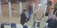 В Воронеже мужчина открыто выносил стопки вещей из ТРЦ «Галерея Чижова» и продавал их - РИА Воронеж