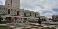 Мэр Сергей Шелест попросил родителей не разрешать детям купаться в фонтане у библиотеки - Вечерний Омск