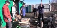 «Пока боец в зоне СВО — семья не одна»: в Шаранском районе школьники и спортсмены помогли семье участника СВО - Шаранский район