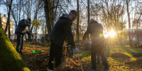 Участники субботника в Пскове собрали около 280 кубометров листвы и веток - Псковская правда