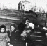 Валентина Чудакова с новорожденным сыном Сашей (в центре) на прогулке. Весна 1968 года - Для самой любимой и родной: - Газета Грани