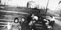 Валентина Чудакова с новорожденным сыном Сашей (в центре) на прогулке. Весна 1968 года - Для самой любимой и родной: - Газета Грани