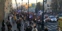 Пожарные машины стянулись к театру Комедии на Невском - Комсомольская правда