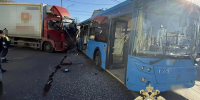 Грузовик въехал в автобус с людьми в Подмосковье - ОКА-ФМ