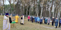 В посёлке Стеклянная Радица освятили Крест и Купол строящегося храма - Брянская улица