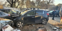 Жуткие фото: внедорожник протаранил стену и влетел во двор, где было полно машин - КТВ-ЛУЧ