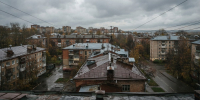Пасмурное небо над мокрыми после дождя крышами тихого жилого квартала в Нижнем Новгороде - Newsroom24.Ru