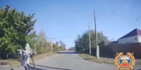 В Цимлянске девятилетнюю девочку на самокате сбил водитель легкового автомобиля - DonDay.Ru