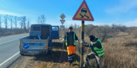 Дорожники Приамурья устанавливают знаки «Скользкая дорога» перед прогнозируемым снегопадом - gtrkamur.ru - ГТРК Амур