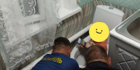 Астраханские спасатели вызволили малыша, застрявшего в унитазе - Punkt-a.info