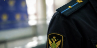 Астраханка протащила по асфальту судебного пристава, не желая отдавать арестованную машину - Astrakhanpost.Ru
