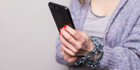 devuska-s-cep-u-zablokirovany-ruki-ispol-zua-smartfon-izolirovany-min - РИА 7 Новостей