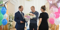 В Хабаровске памятные медали вручили малышам, родившимся 20 октября - КП Хабаровск