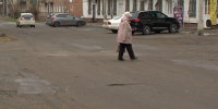 В Абакане люди годами ходят по проезжей части из-за отсутствия тротуаров - Республиканская телевизионная сеть