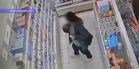 В Саратове женщина украла из магазинов туалетную воду, флешки, аккумуляторы, куртки и спортивные штаны - Общественное мнение