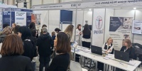 На площадке форума Kazan Digital Week медики Республиканского кожвендиспансера желающим проверяют родинки   - Минздрав РТ