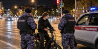 Электровелосипедист проехал на красный и заинтересовал Росгвардию - Newsler.Ru