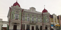 Старинный купеческий особняк с башенками, где работает суд, на улице весной - Newsroom24.Ru