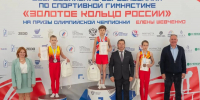 Юный гимнаст выполняет упражнение на спортивном снаряде в зале, Нижний Новгород - Newsroom24.Ru