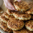 Смешали кефир с мясом и на сковороду: ленивые беляши, которые тают во рту - Pg12.Ru