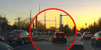 На видео попал момент наезда на девочку, ехавшую по зебре на самокате в Казани - ИА Татар-информ