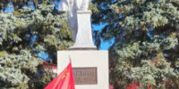 ВОЗЛОЖЕНИЕ ЦВЕТОВ К ПАМЯТНИКУ В.И. ЛЕНИНУ В РОДНИКАХ В ЧЕСТЬ ДНЯ РОЖДЕНИЯ ЛЕНИНСКОГО КОМСОМОЛА - КПРФ