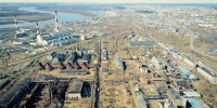 Промышленная зона Дзержинска с высоты: корпуса химических заводов, трубы и Ока вдали - Newsroom24.Ru