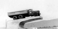 Памятник знаменитому грузовику ЗИЛ-164 установили в 1980 году в Магадане - Газета Магаданская правда