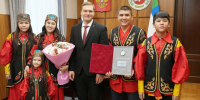 Глава Хакасии поздравил семью Чебодаевых с победой во всероссийском конкурсе - Газета Хакасия