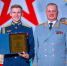 двое мужчин в военной форме. Один держит награду в рамке. - МО Кирово-Чепецк